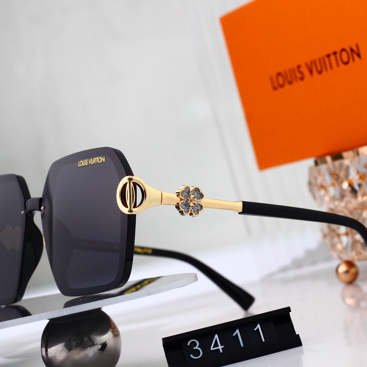 Gafas de Sol Louis Vuitton Monogram Elegance Negras con Detalles Dorados