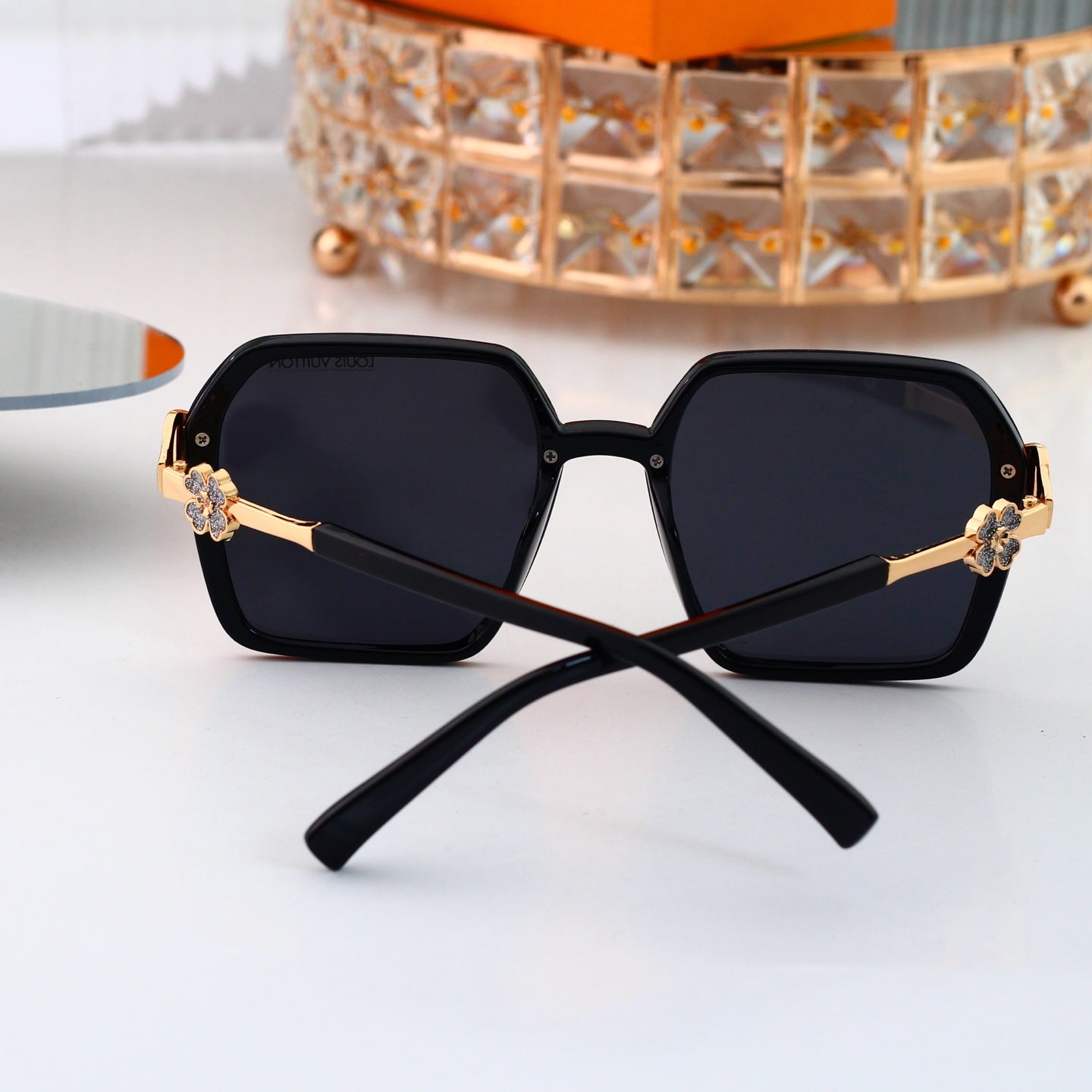 Gafas de Sol Louis Vuitton Monogram Elegance Negras con Detalles Dorados