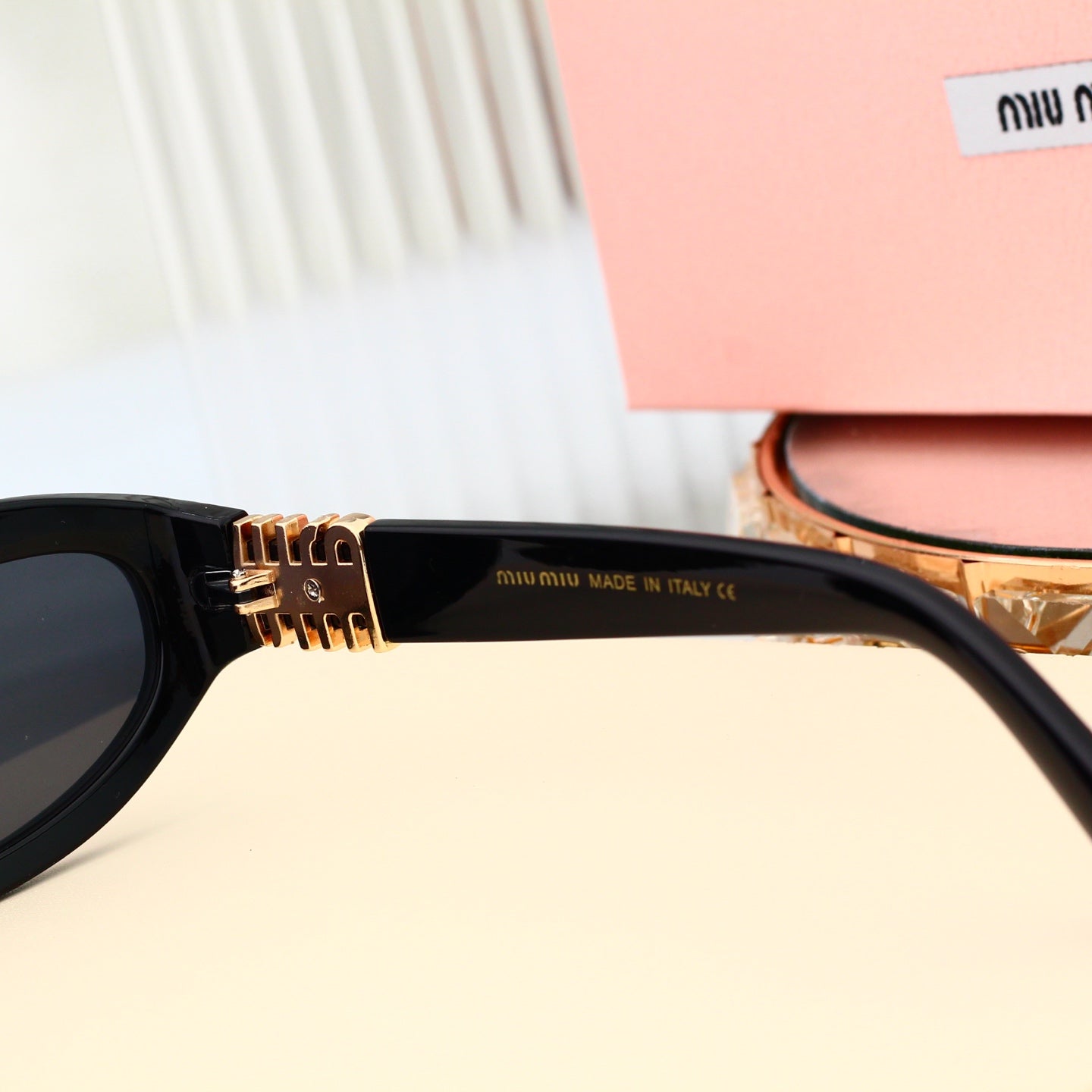 Gafas de Sol Miu Miu Bold Negras con Dorado