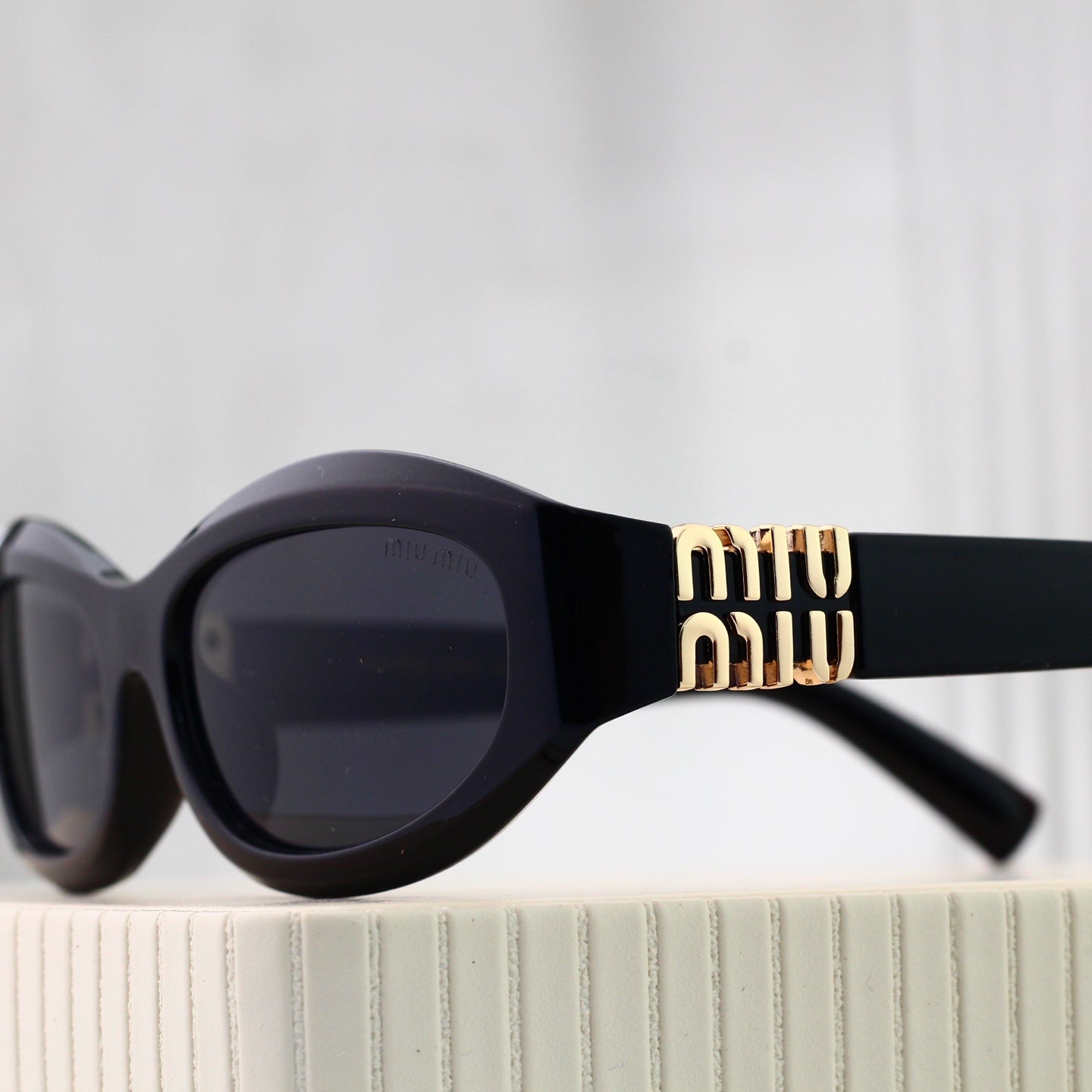 Gafas de Sol Miu Miu Bold Negras con Dorado